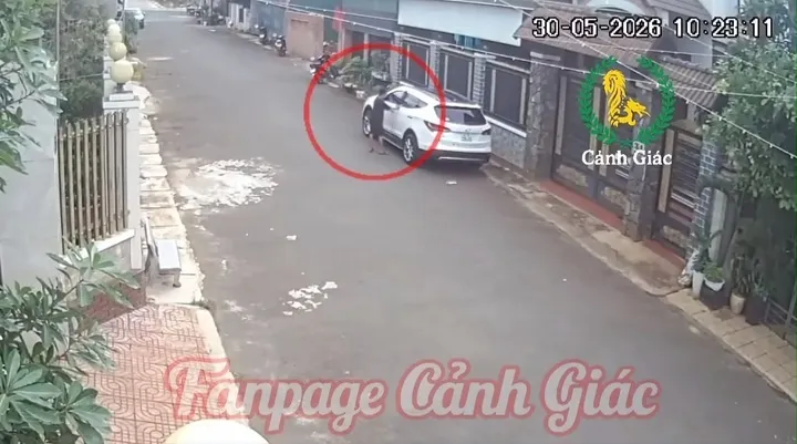 Bé trai 12 tuổi lái ô tô qua nhiều con hẻm khiến nhiều người thót tim - Ảnh 1.