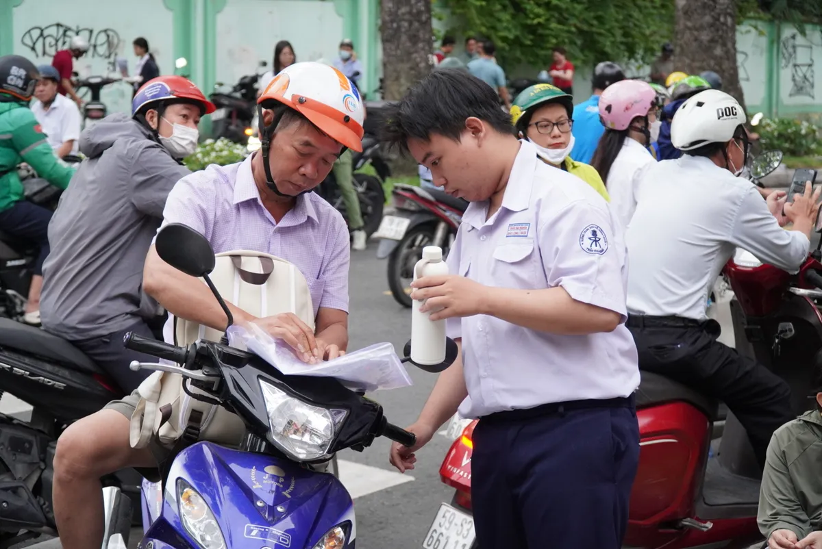 Học sinh TP Hồ Chí Minh tự tin bước vào kỳ thi tuyển sinh lớp 10- Ảnh 1. Học sinh TP Hồ Chí Minh tự tin bước vào kỳ thi tuyển sinh lớp 10- Ảnh 1.