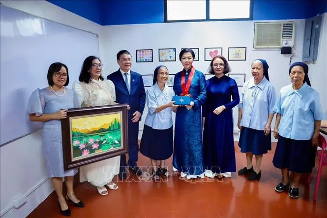 Phu nhân Tổng Bí thư, Chủ tịch nước Tô Lâm thăm trẻ em hoàn cảnh đặc biệt tại Philippines - Ảnh 3.