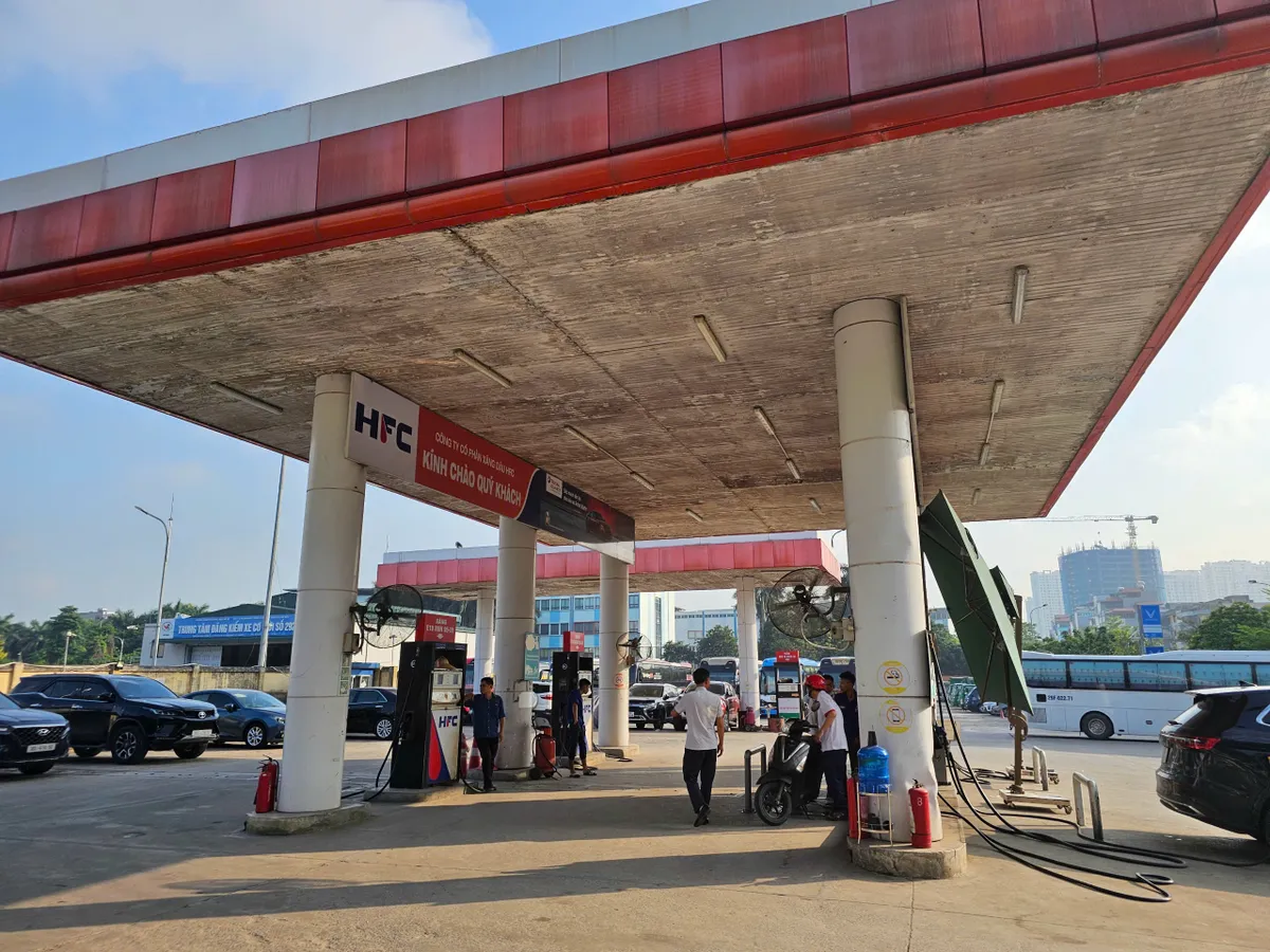 Ghi nhận ng&agrave;y đầu H&agrave; Nội th&iacute; điểm b&aacute;n xăng sinh học E10: Người d&acirc;n h&agrave;o hứng tiếp cận "nhi&ecirc;n liệu xanh" - Ảnh 1.