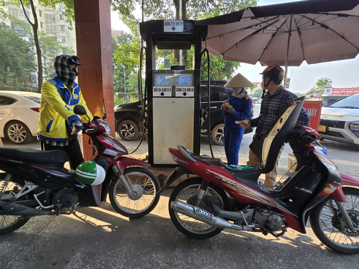 Ghi nhận ng&agrave;y đầu H&agrave; Nội th&iacute; điểm b&aacute;n xăng sinh học E10: Người d&acirc;n h&agrave;o hứng tiếp cận "nhi&ecirc;n liệu xanh" - Ảnh 8.