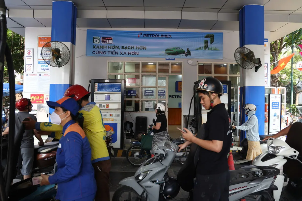 Ghi nhận ng&agrave;y đầu H&agrave; Nội th&iacute; điểm b&aacute;n xăng sinh học E10: Người d&acirc;n h&agrave;o hứng tiếp cận "nhi&ecirc;n liệu xanh" - Ảnh 5.