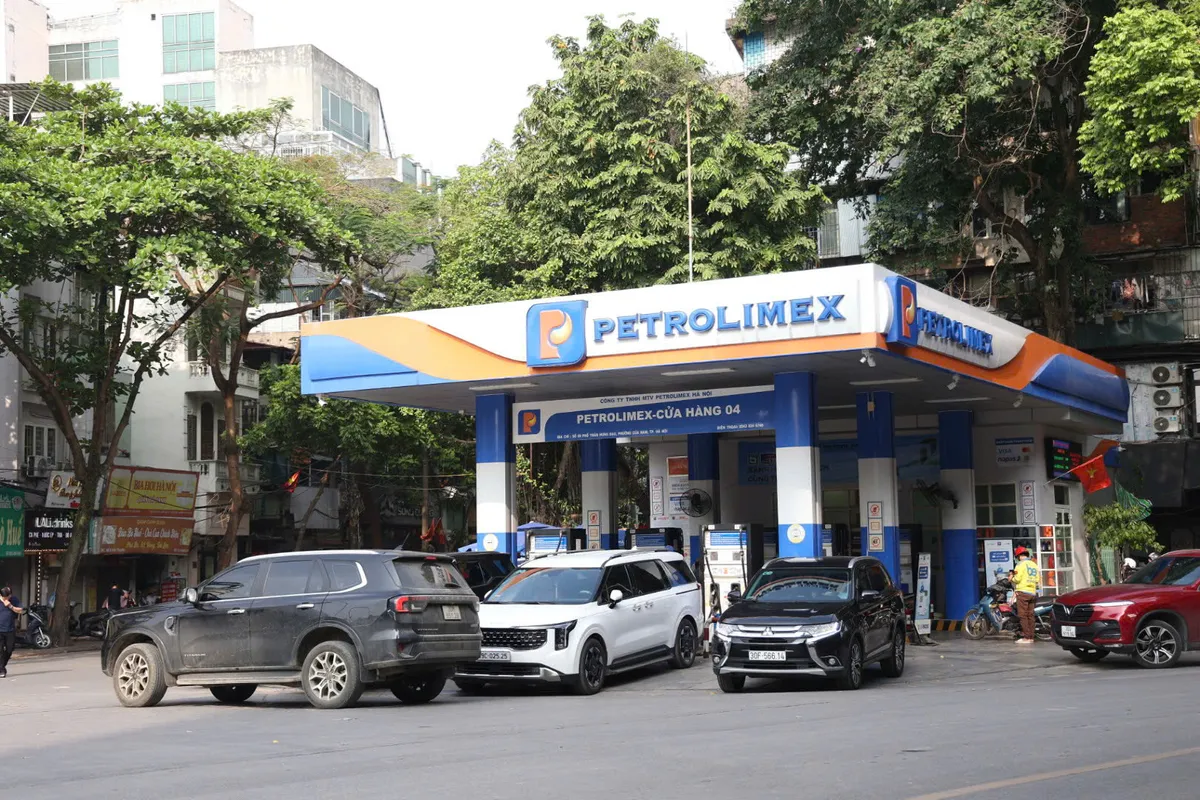 Ghi nhận ng&agrave;y đầu H&agrave; Nội th&iacute; điểm b&aacute;n xăng sinh học E10: Người d&acirc;n h&agrave;o hứng tiếp cận "nhi&ecirc;n liệu xanh" - Ảnh 2.