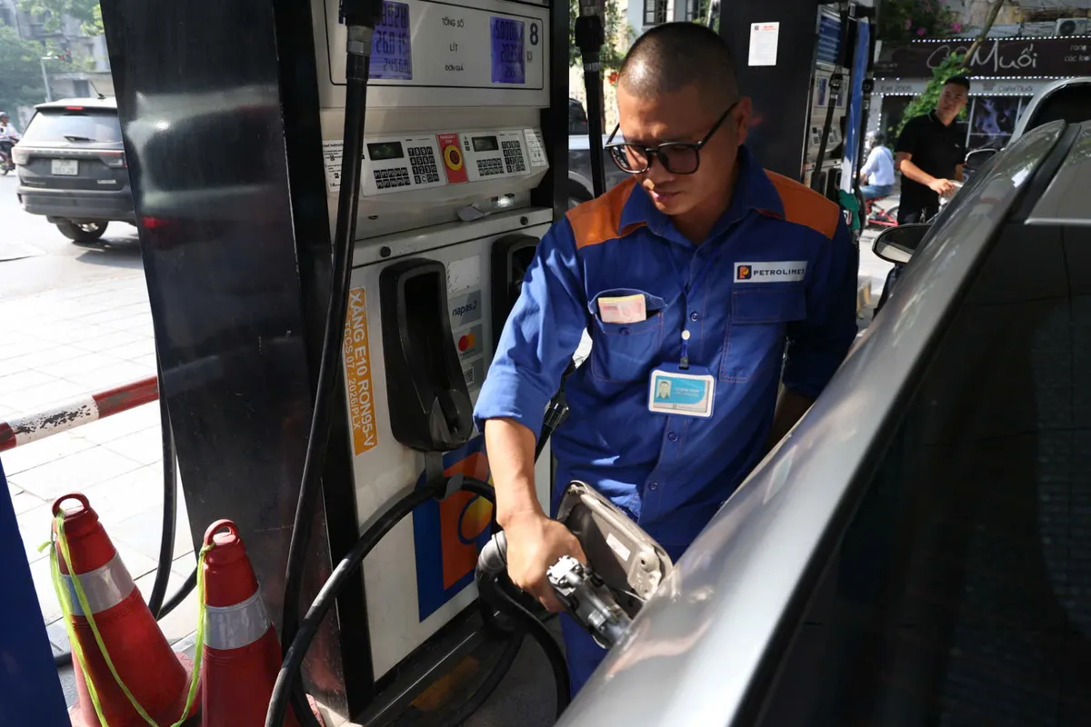 Ghi nhận ng&agrave;y đầu H&agrave; Nội th&iacute; điểm b&aacute;n xăng sinh học E10: Người d&acirc;n h&agrave;o hứng tiếp cận "nhi&ecirc;n liệu xanh" - Ảnh 16.