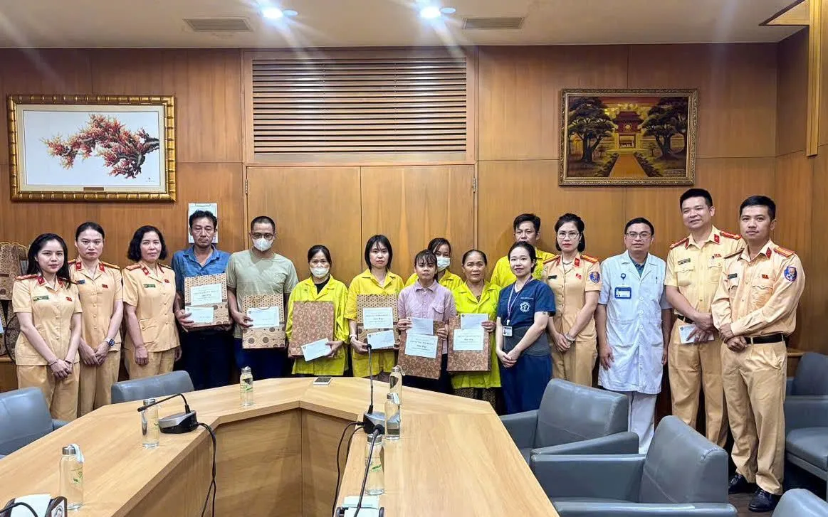 Đoàn công tác Đội CSGT đường bộ số 4 thăm hỏi các bệnh nhi tại Khoa Nhi, Bệnh viện Bạch Mai.