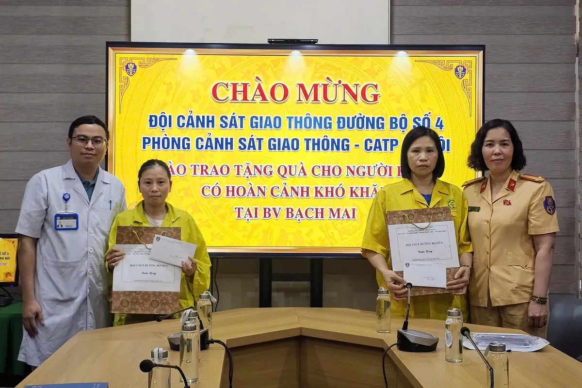 Ấm &aacute;p chương tr&igrave;nh trao qu&agrave; cho bệnh nhi kh&oacute; khăn tại Bệnh viện Bạch Mai ng&agrave;y 1/6 - Ảnh 4.