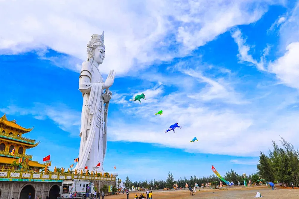 H&agrave;ng chục c&aacute;nh diều nghệ thuật rực rỡ sắc m&agrave;u tại lễ hội du lịch Quảng Ng&atilde;i- Ảnh 1.