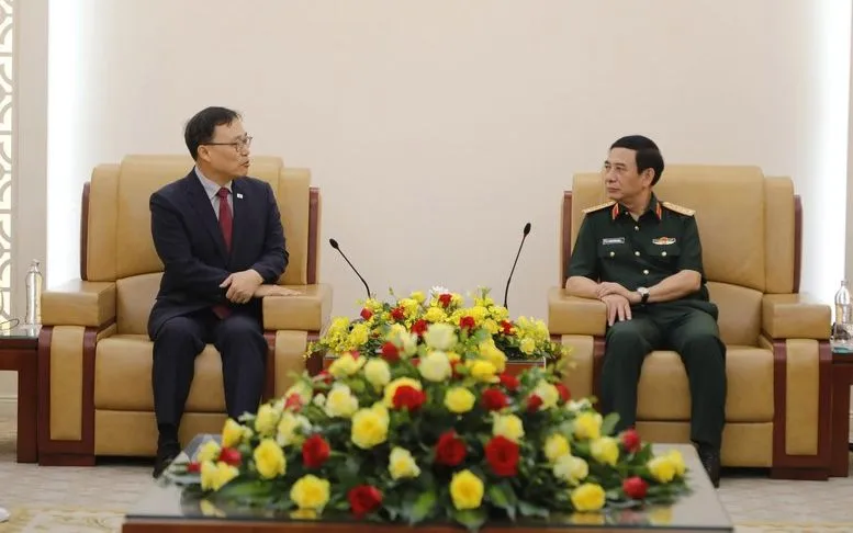 Phó Thủ tướng, Bộ trưởng Bộ Quốc phòng Phan Văn Giang tiếp Đại sứ Hàn Quốc tại Việt Nam Choi Young Sam