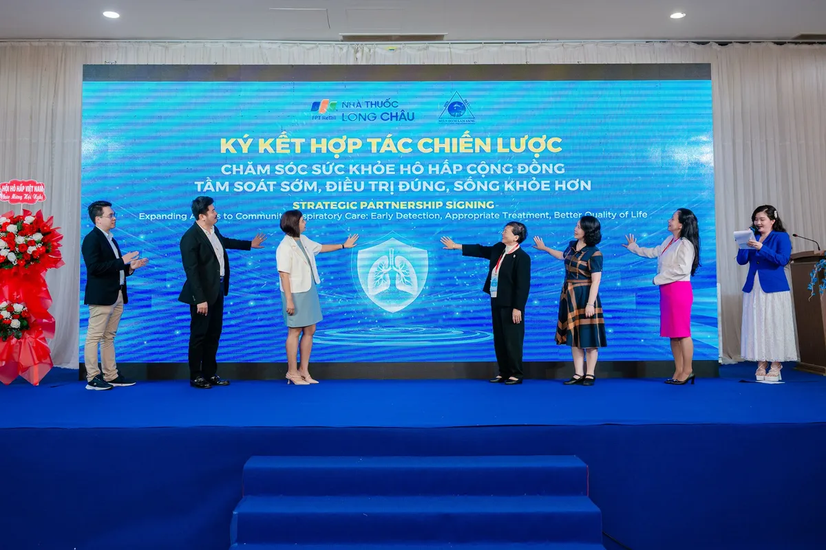 Long Châu và Hội Hen - Dị ứng - Miễn dịch lâm sàng TP Hồ Chí Minh ký kết hợp tác, thúc đẩy tầm soát sớm bệnh hô hấp trong cộng đồng- Ảnh 4. Long Châu và Hội Hen - Dị ứng - Miễn dịch lâm sàng TP Hồ Chí Minh ký kết hợp tác, thúc đẩy tầm soát sớm bệnh hô hấp trong cộng đồng- Ảnh 4.