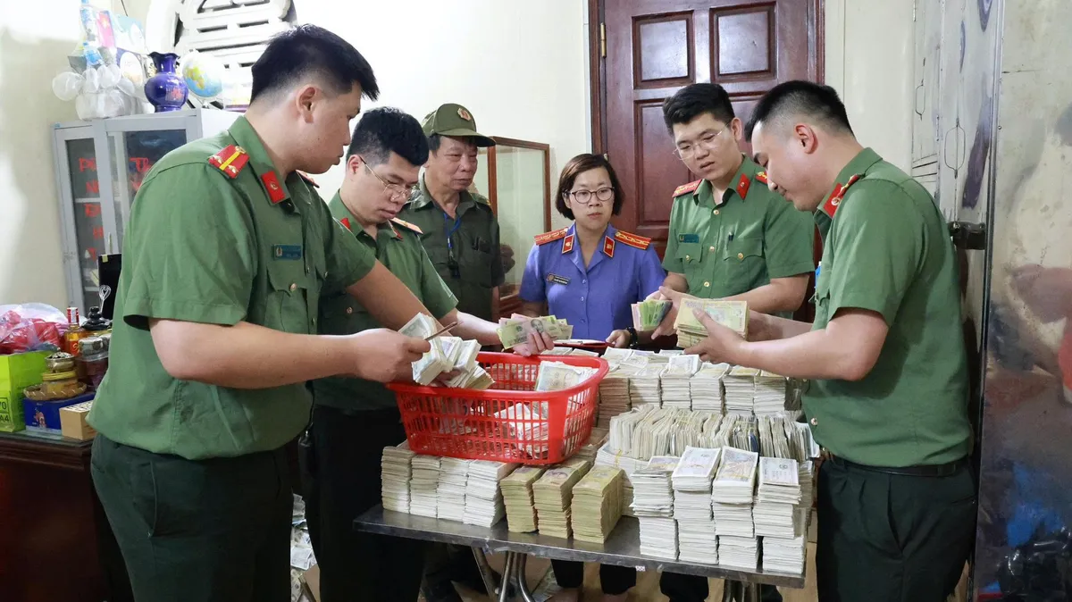 Khởi tố 3 đối tượng chiếm đoạt hàng tỷ đồng tiền công đức tại đền Kỳ Cùng- Ảnh 1. Khởi tố 3 đối tượng chiếm đoạt hàng tỷ đồng tiền công đức tại đền Kỳ Cùng- Ảnh 1.