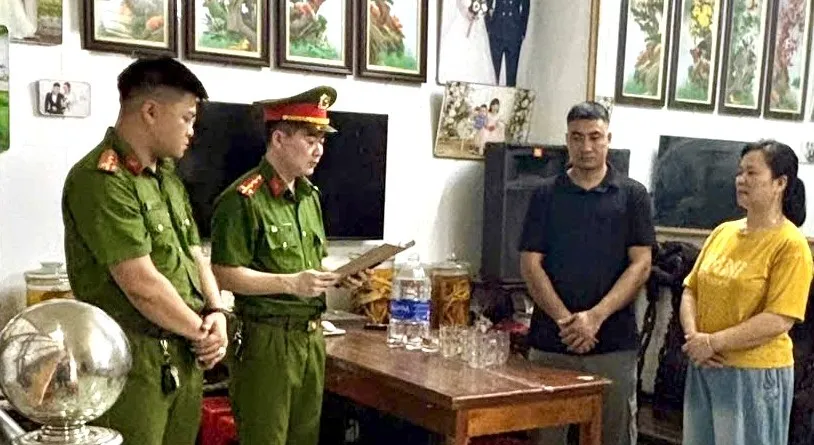 Khởi tố hai người sản xuất b&aacute;nh đ&uacute;c chứa h&agrave;n the, thu giữ gần nửa tấn sản phẩm- Ảnh 1.