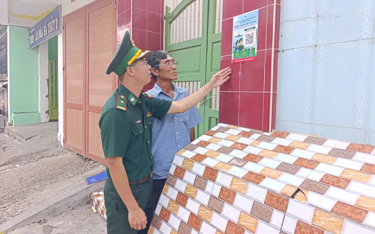 Mã QR tố giác tội phạm được dán ở những nơi công cộng.