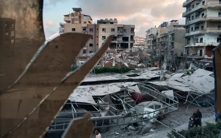 Tòa nhà bị phá hủy sau cuộc không kích của Israel, nhìn từ Bệnh viện Jabal Amel ở Tyre, Lebanon, ngày 1/6/2026. (Ảnh: AP)