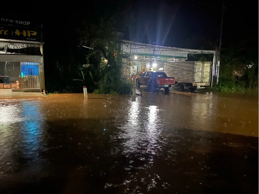 Mưa lớn k&eacute;o d&agrave;i, Quốc lộ 55 ở L&acirc;m Đồng ch&igrave;m trong biển nước - Ảnh 2.