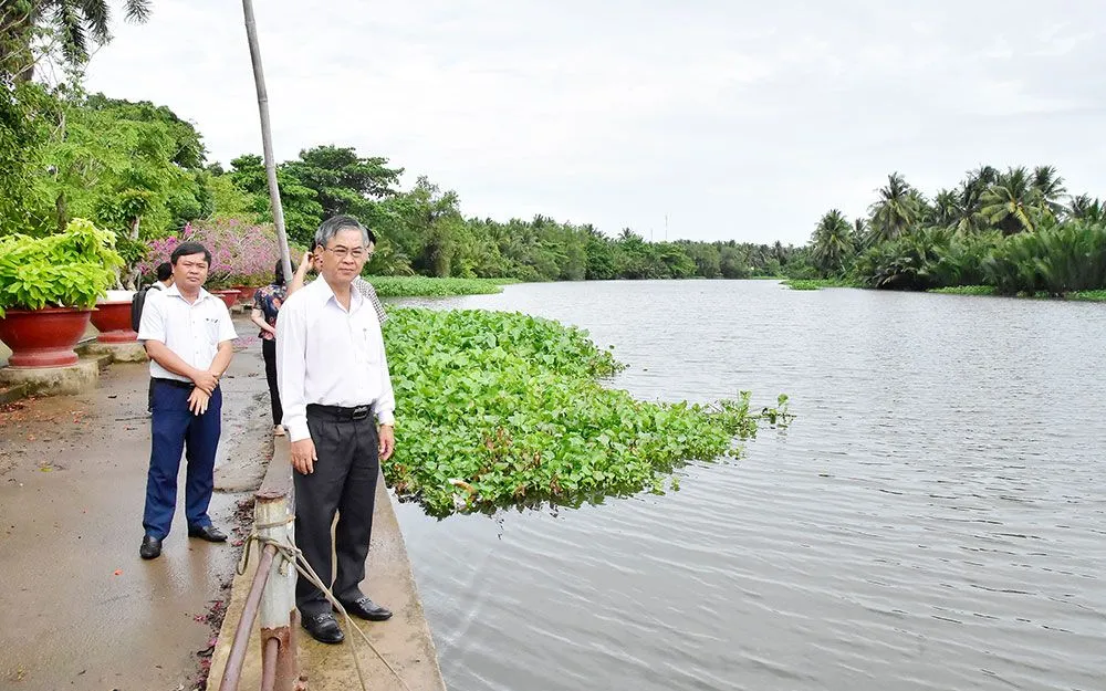 Phó Chủ tịch UBND tỉnh- Châu Văn Hòa khảo sát tình hình sạt lở khu vực bờ kè bảo vệ phần đất còn lại của chùa.