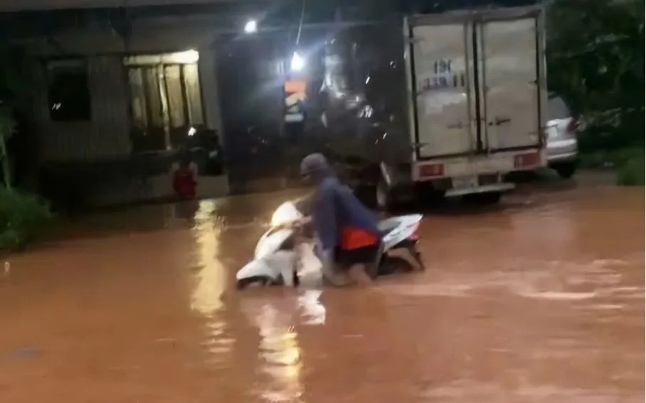 Mưa lớn kéo dài, Quốc lộ 55 ở Lâm Đồng chìm trong biển nước.