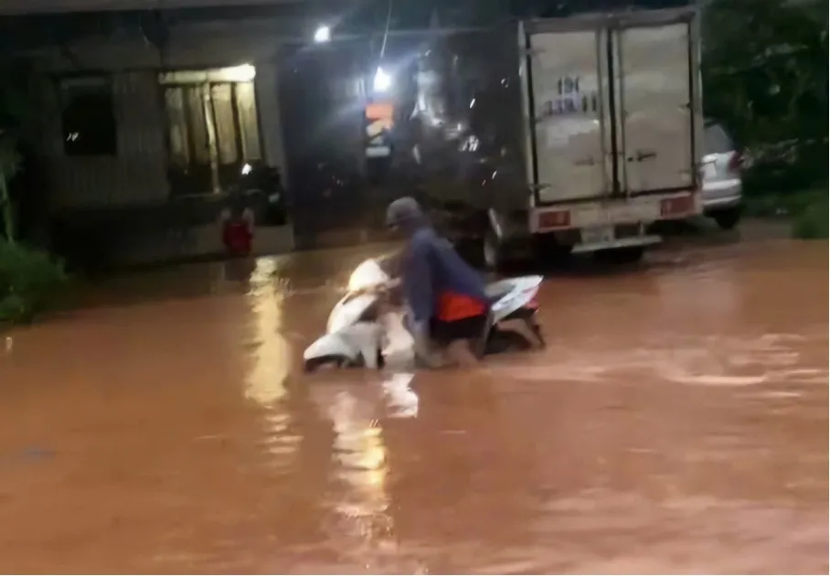 Mưa lớn k&eacute;o d&agrave;i, Quốc lộ 55 ở L&acirc;m Đồng ch&igrave;m trong biển nước - Ảnh 1.