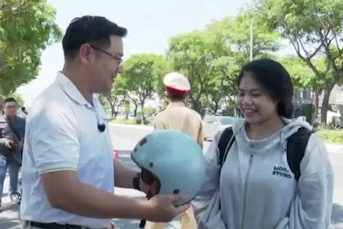 Đ&agrave; Nẵng trao tặng 2.000 mũ bảo hiểm đạt chuẩn cho người d&acirc;n- Ảnh 2.