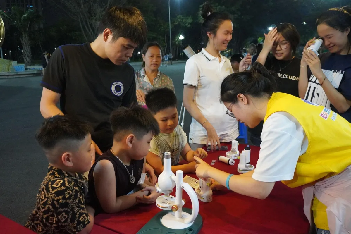 Chuyến xe khoa học mang "phòng thí nghiệm lưu động" truyền cảm hứng cho học sinh- Ảnh 4. Chuyến xe khoa học mang "phòng thí nghiệm lưu động" truyền cảm hứng cho học sinh- Ảnh 4.