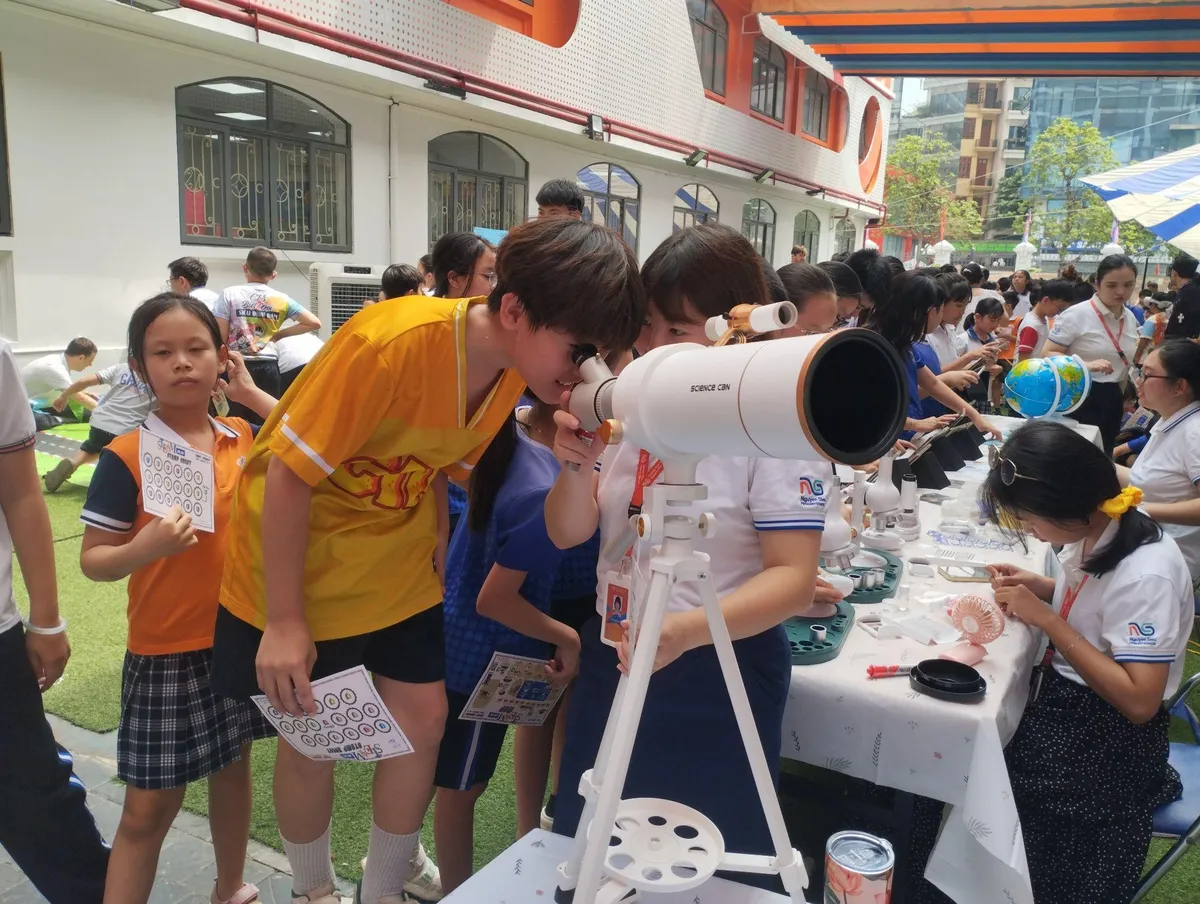 Chuyến xe khoa học mang "phòng thí nghiệm lưu động" truyền cảm hứng cho học sinh- Ảnh 1. Chuyến xe khoa học mang "phòng thí nghiệm lưu động" truyền cảm hứng cho học sinh- Ảnh 1.