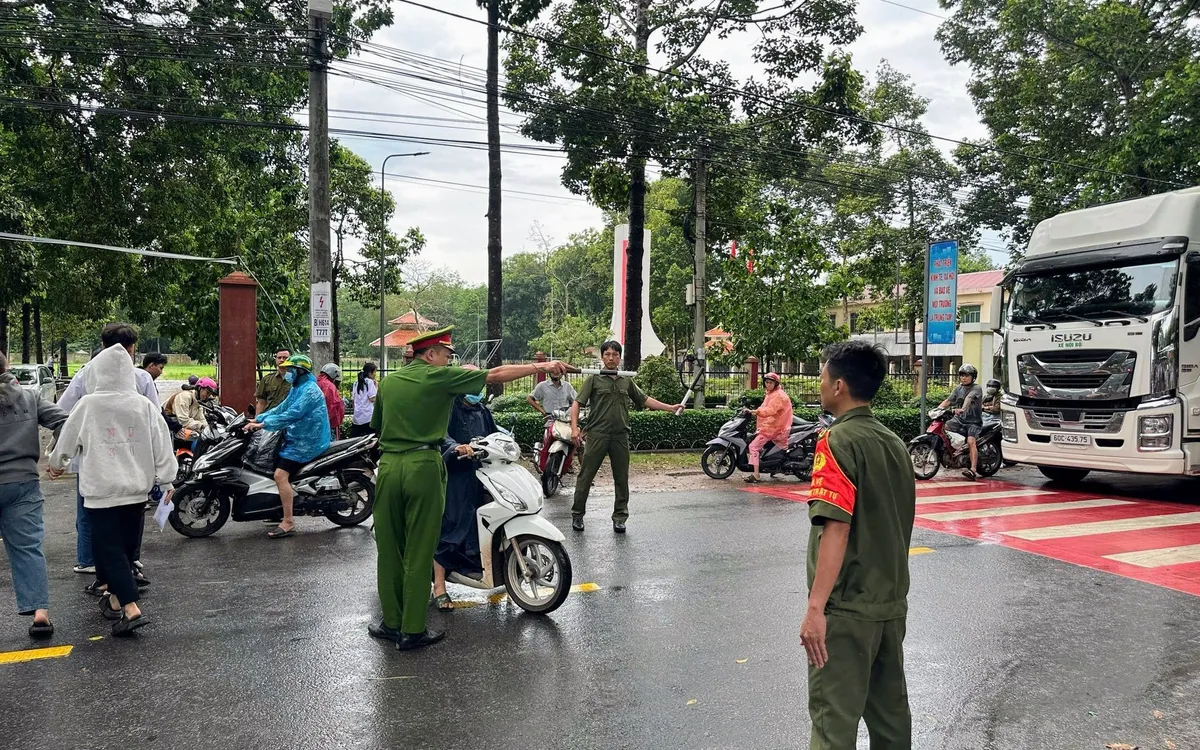 TP Hồ Ch&iacute; Minh: CSGT căng m&igrave;nh bảo đảm kỳ thi lớp 10 - Ảnh 1.