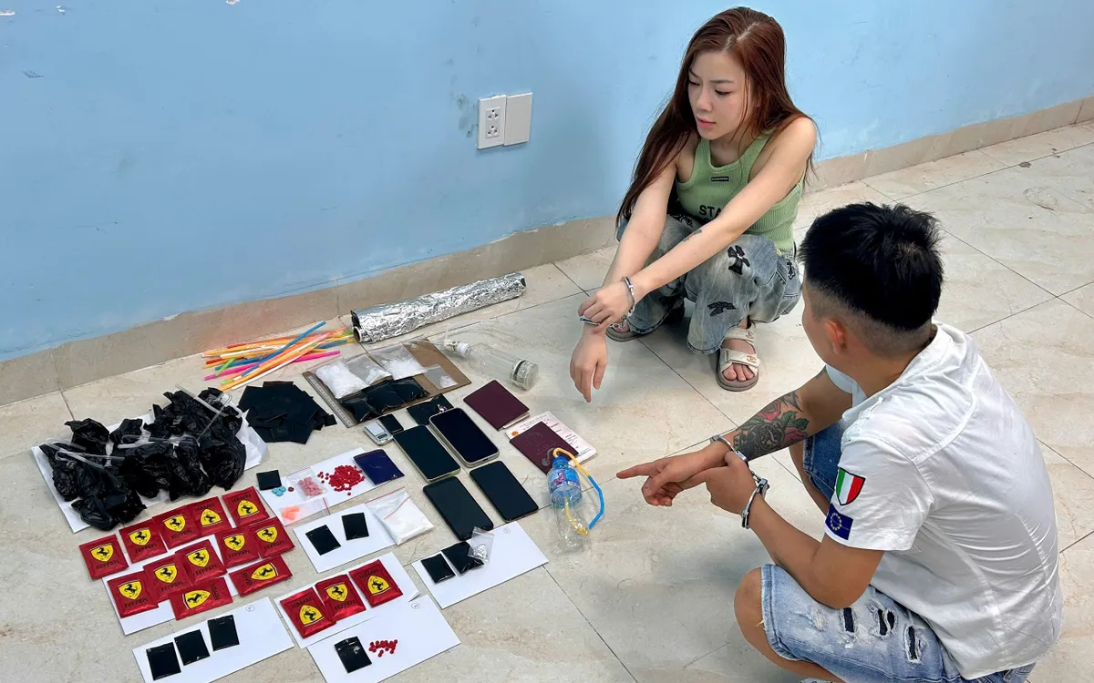 Các đối tượng cùng tang vật.