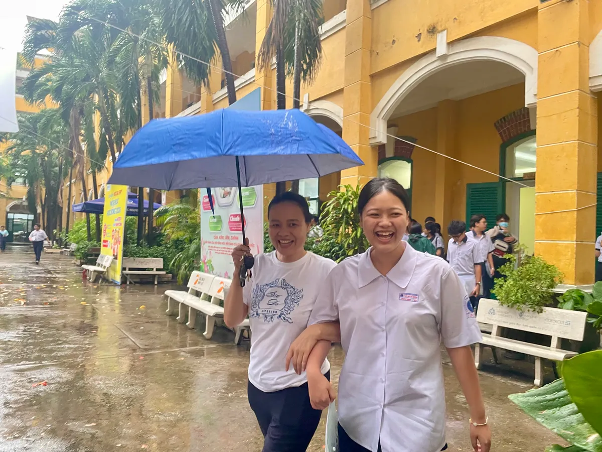 Phụ huynh đội mưa chờ con ho&agrave;n th&agrave;nh m&ocirc;n thi cuối c&ugrave;ng- Ảnh 6.