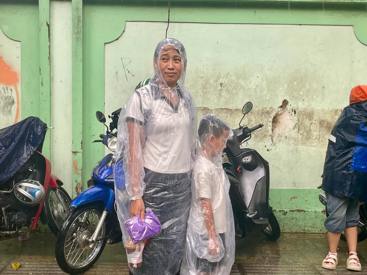 Phụ huynh đội mưa chờ con ho&agrave;n th&agrave;nh m&ocirc;n thi cuối c&ugrave;ng- Ảnh 5.