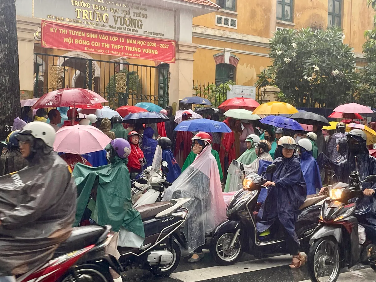 Phụ huynh đội mưa chờ con ho&agrave;n th&agrave;nh m&ocirc;n thi cuối c&ugrave;ng- Ảnh 1.