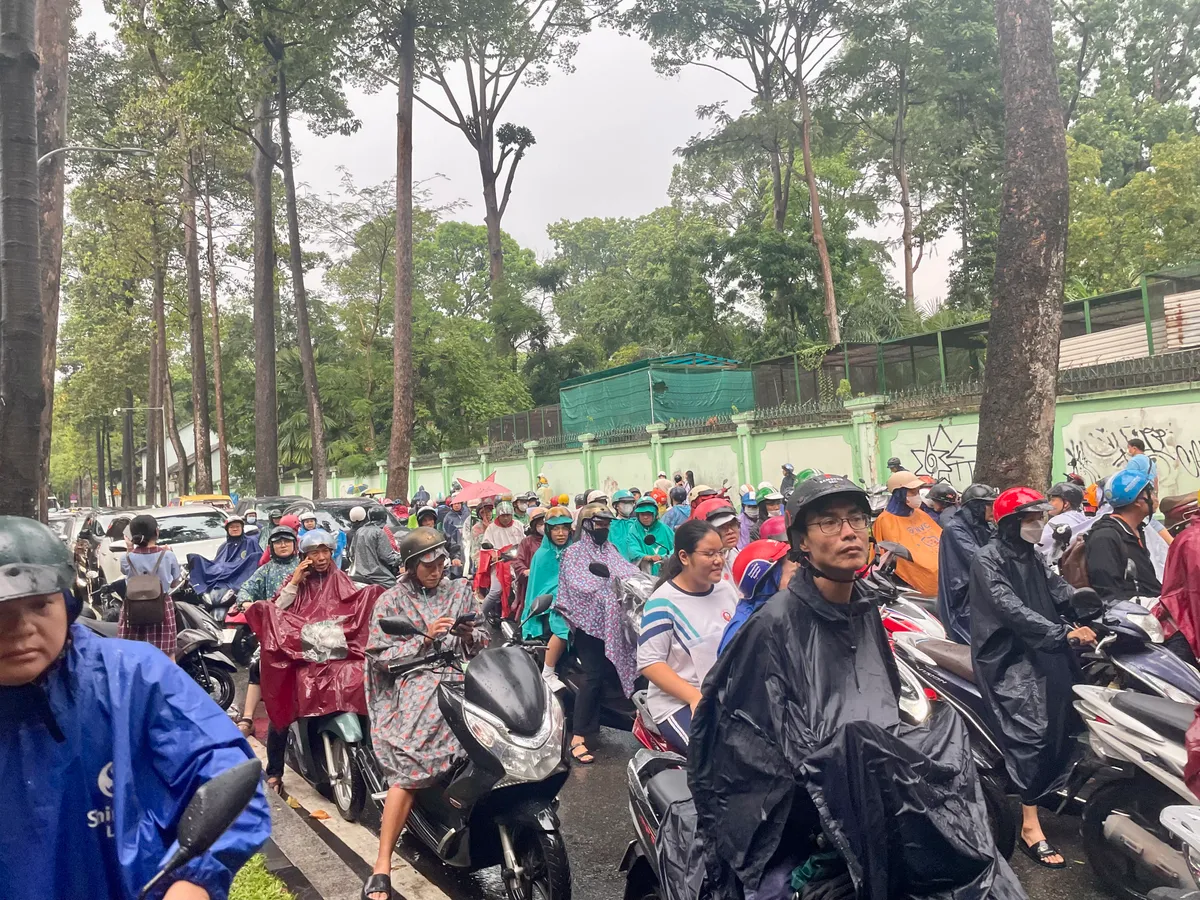 Phụ huynh đội mưa chờ con ho&agrave;n th&agrave;nh m&ocirc;n thi cuối c&ugrave;ng- Ảnh 7.