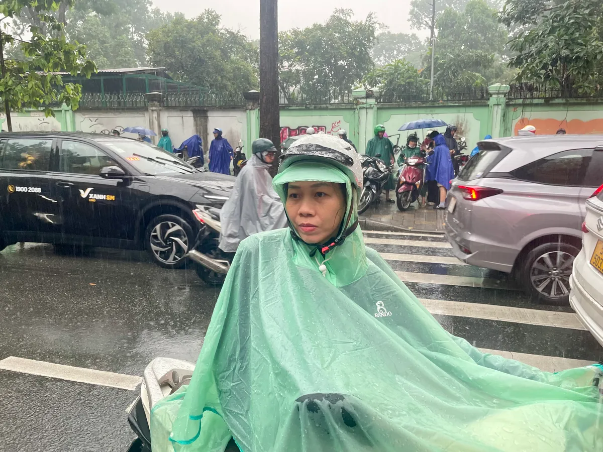 Phụ huynh đội mưa chờ con ho&agrave;n th&agrave;nh m&ocirc;n thi cuối c&ugrave;ng- Ảnh 3.