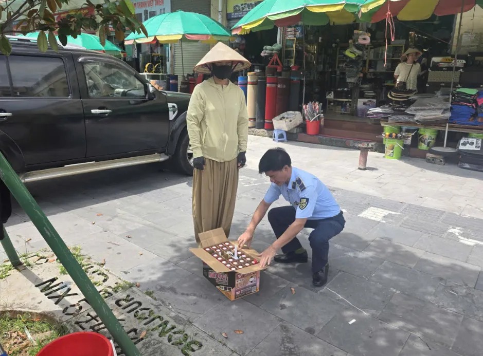 Xử phạt trường hợp kinh doanh phụ gia xăng nhập lậu để pha chế- Ảnh 1.