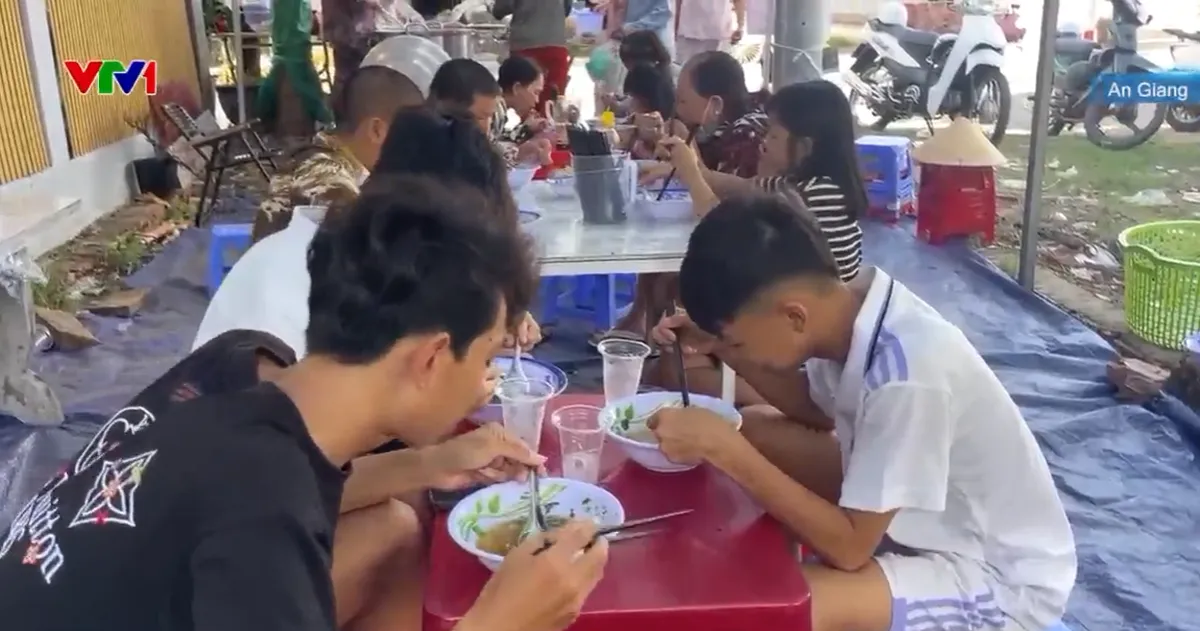 T&ocirc; m&igrave; gi&aacute; 1.000 đồng v&agrave; c&acirc;u chuyện sẻ chia giữa đời thường- Ảnh 2.