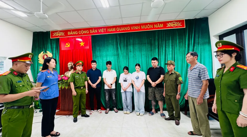 Truy đuổi, ném chai bia giữa đêm ở Lào Cai, nhiều thanh thiếu niên bị xử lý- Ảnh 1. Truy đuổi, ném chai bia giữa đêm ở Lào Cai, nhiều thanh thiếu niên bị xử lý- Ảnh 1.