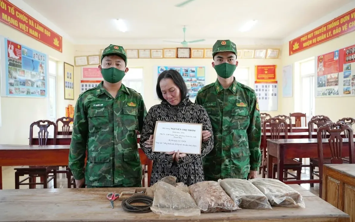 Đối tượng Nguyễn Thị Thơm cùng tang vật trong chuyên án.