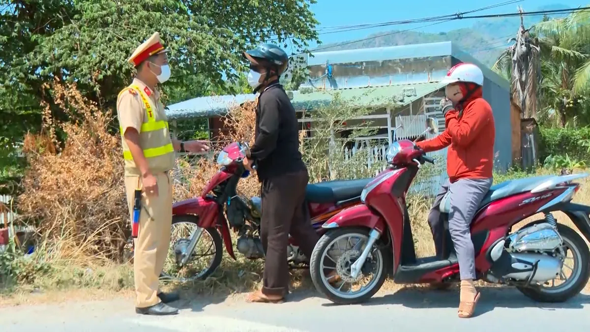 Cảnh báo tình trạng cố tình vượt đường ngang khi tàu đang đến- Ảnh 7. Cảnh báo tình trạng cố tình vượt đường ngang khi tàu đang đến- Ảnh 7.