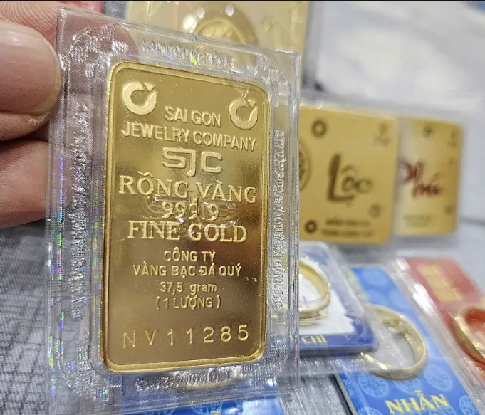 Giá vàng miếng SJC và vàng nhẫn giảm sâu, xuống thấp nhất từ đầu năm- Ảnh 1. Giá vàng miếng SJC và vàng nhẫn giảm sâu, xuống thấp nhất từ đầu năm- Ảnh 1.
