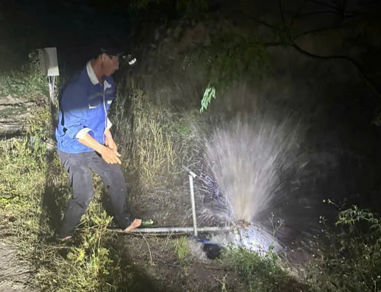 Nước sinh hoạt chuyển m&agrave;u n&acirc;u đen, đơn vị cấp nước khẩn trương khắc phục - Ảnh 1.