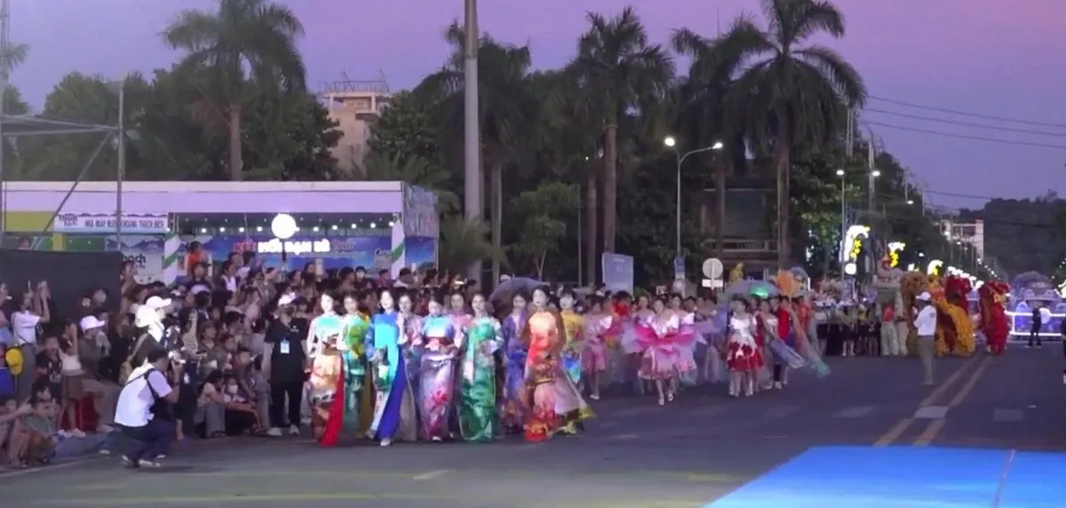 Rực rỡ đêm Carnival "Sắc màu biển đảo Quảng Ngãi": Đánh thức mùa du lịch hè 2026- Ảnh 1. Rực rỡ đêm Carnival "Sắc màu biển đảo Quảng Ngãi": Đánh thức mùa du lịch hè 2026- Ảnh 1.