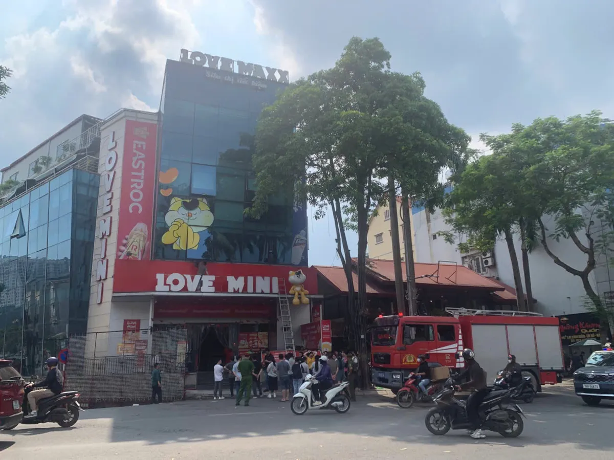 Kịp thời đưa 4 người mắc kẹt tho&aacute;t khỏi đ&aacute;m ch&aacute;y tại si&ecirc;u thị ở H&agrave; Nội - Ảnh 3.