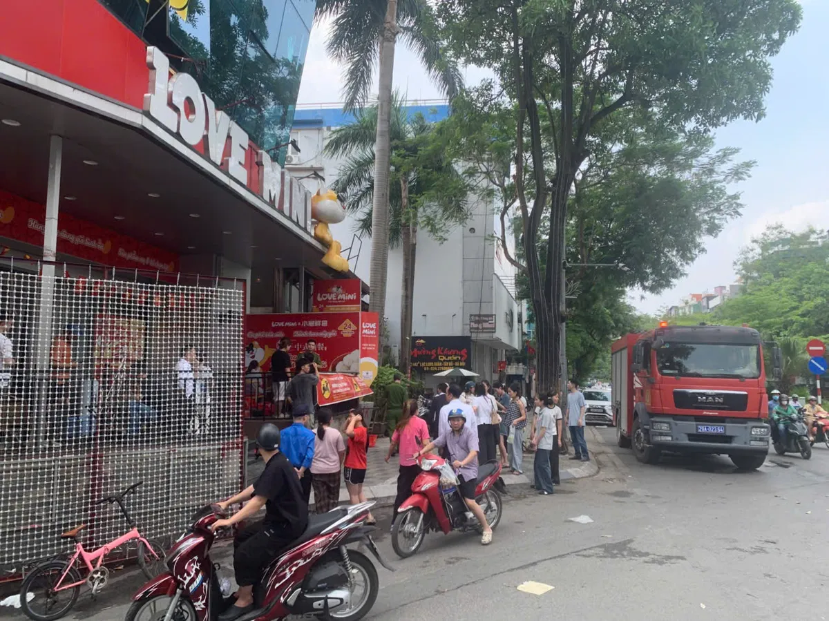 Kịp thời đưa 4 người mắc kẹt tho&aacute;t khỏi đ&aacute;m ch&aacute;y tại si&ecirc;u thị ở H&agrave; Nội - Ảnh 1.