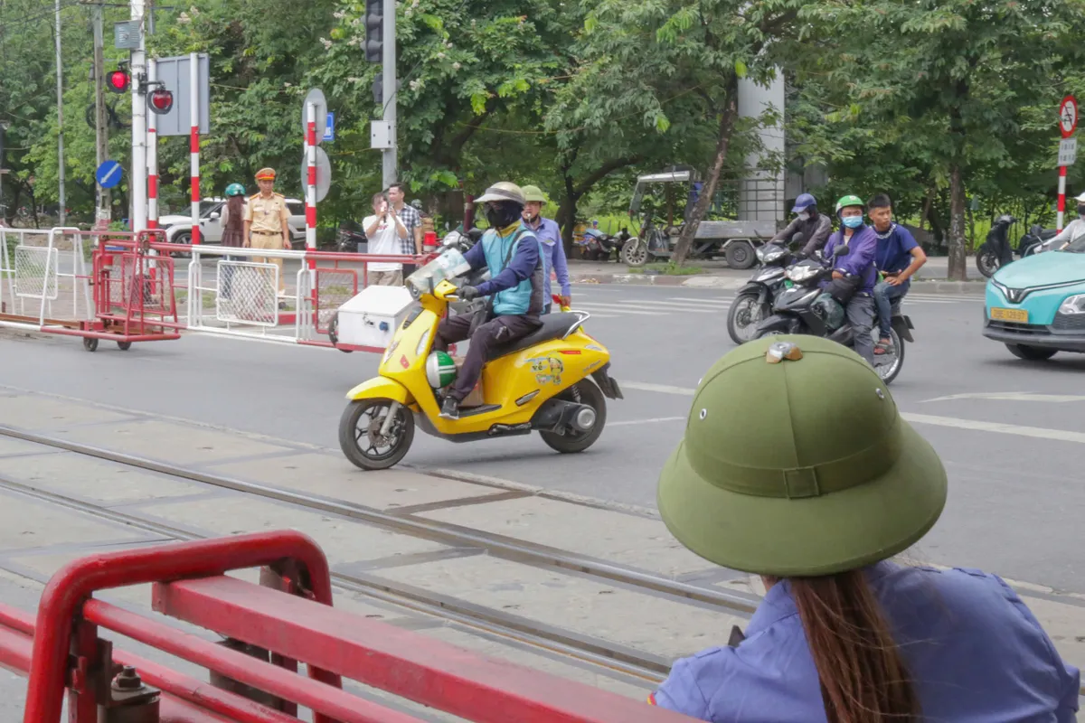 Hà Nội xử lý 170 trường hợp vi phạm trật tự, an toàn giao thông đường sắt - Ảnh 1.