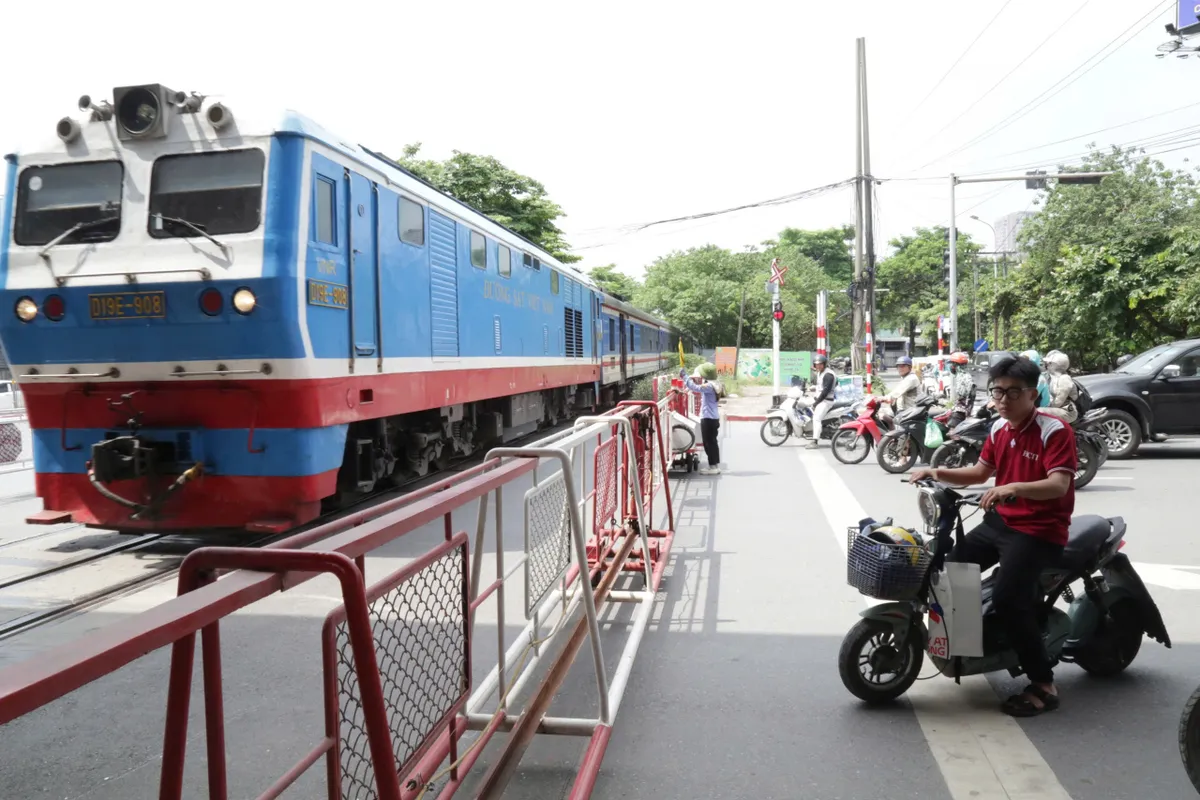 Hà Nội xử lý 170 trường hợp vi phạm trật tự, an toàn giao thông đường sắt - Ảnh 8.