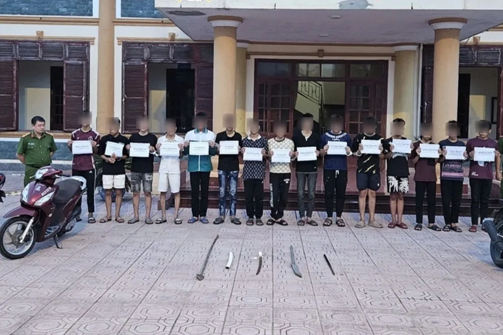 Tạm giữ 9 thanh, thiếu niên mang hung khí, gây náo loạn đường quê để giải quyết mâu thuẫn- Ảnh 1. Tạm giữ 9 thanh, thiếu niên mang hung khí, gây náo loạn đường quê để giải quyết mâu thuẫn- Ảnh 1.