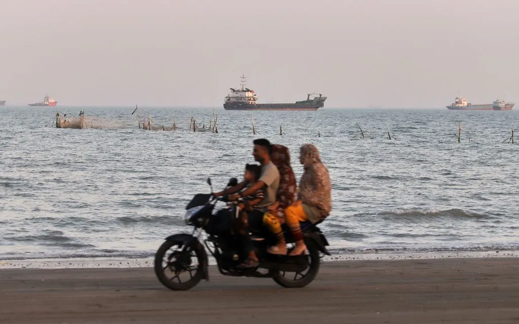 Các tàu chở hàng neo đậu tại eo biển Hormuz, ngoài khơi Bandar Abbas, Iran, ngày 31/5/2026 (Ảnh: ISNA/AP)