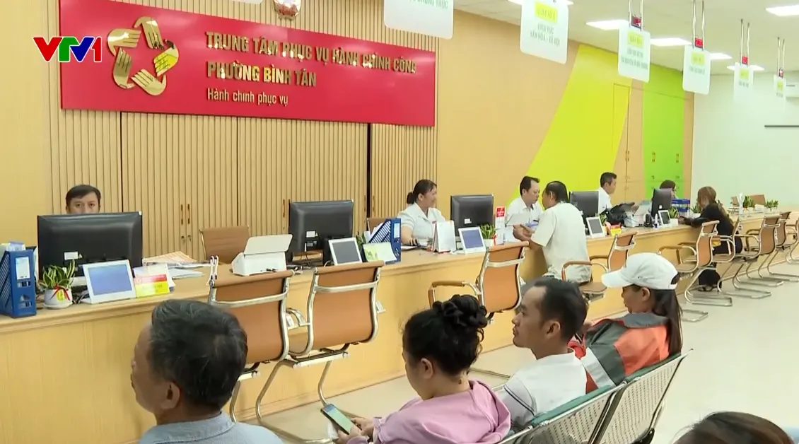 Gần 1.000 c&aacute;n bộ kh&ocirc;ng chuy&ecirc;n tr&aacute;ch ở TP Hồ Ch&iacute; Minh trở th&agrave;nh c&ocirc;ng chức - Ảnh 1.