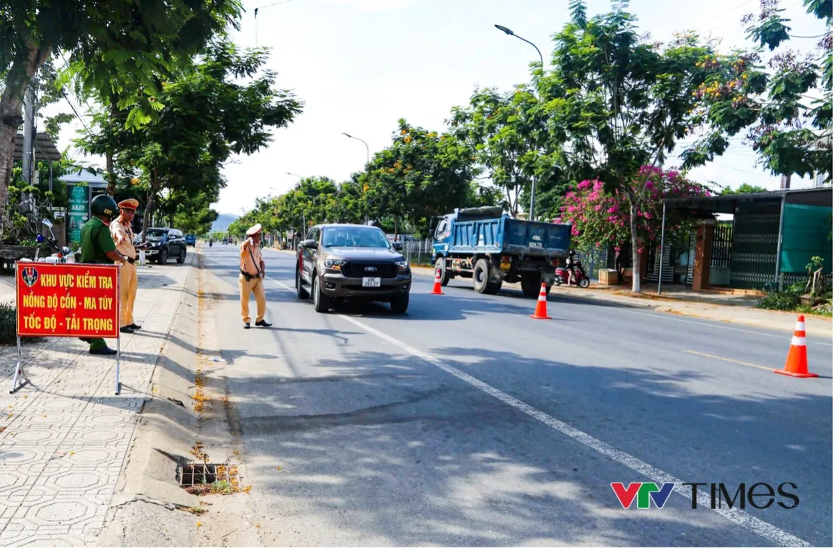 Cảnh Sát Giao Thông Lâm Đồng tăng cường tuần tra, kiểm soát bảo đảm an toàn giao thông mùa du lịch hè - Ảnh 3.