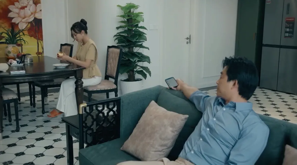 Dưới &ocirc; cửa s&aacute;ng đ&egrave;n - Tập 9: Mặc cho Diệu nghi ngờ, Dương ngang nhi&ecirc;n nhắn tin với g&aacute;i trẻ - Ảnh 2.