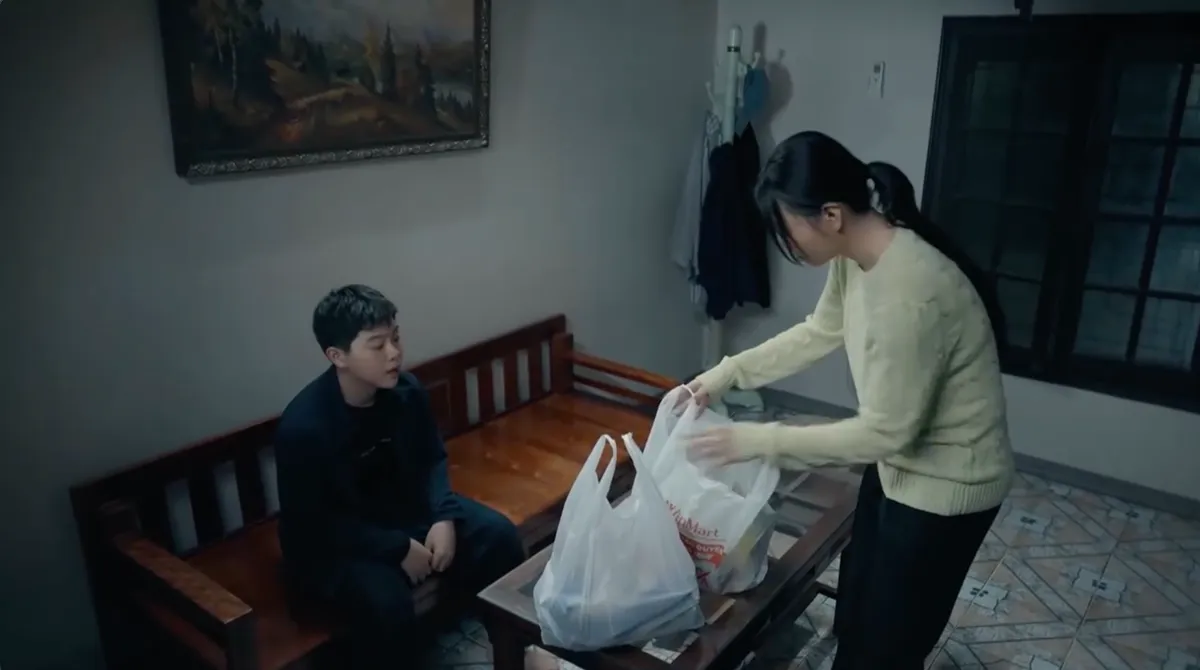 Dưới ô cửa sáng đèn - Tập 9: Mẹ con chị Nguyệt ôm nhau khóc vì tình cảnh khó khăn - Ảnh 1.