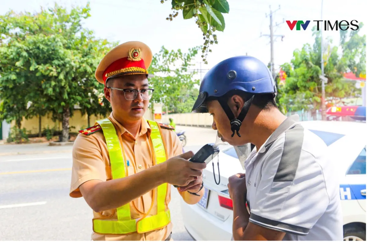 Cảnh Sát Giao Thông Lâm Đồng tăng cường tuần tra, kiểm soát bảo đảm an toàn giao thông mùa du lịch hè - Ảnh 2.